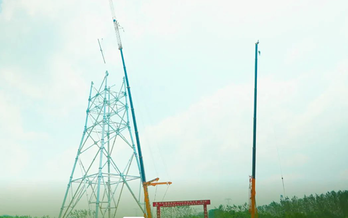 PT视讯XCA600L8长江边锚塔吊装