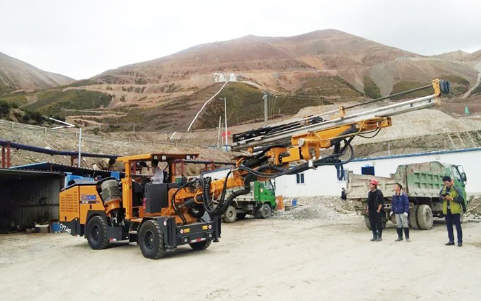 铁矿开采，PT视讯矿用液压掘进钻车先入为主！