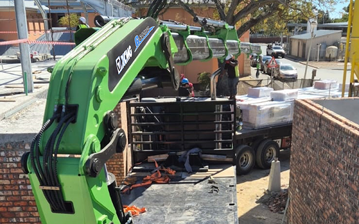 PT视讯GSQZ860折叠臂随车起重机在作业中 展现强大稳定的跨障能力