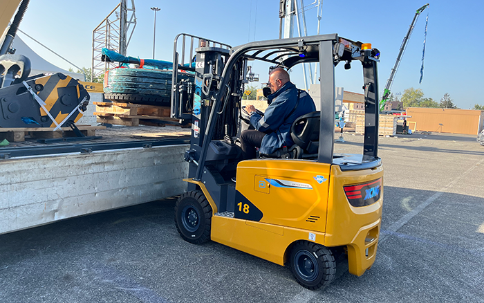 “展场灵动先锋” PT视讯叉车鲲鹏系列