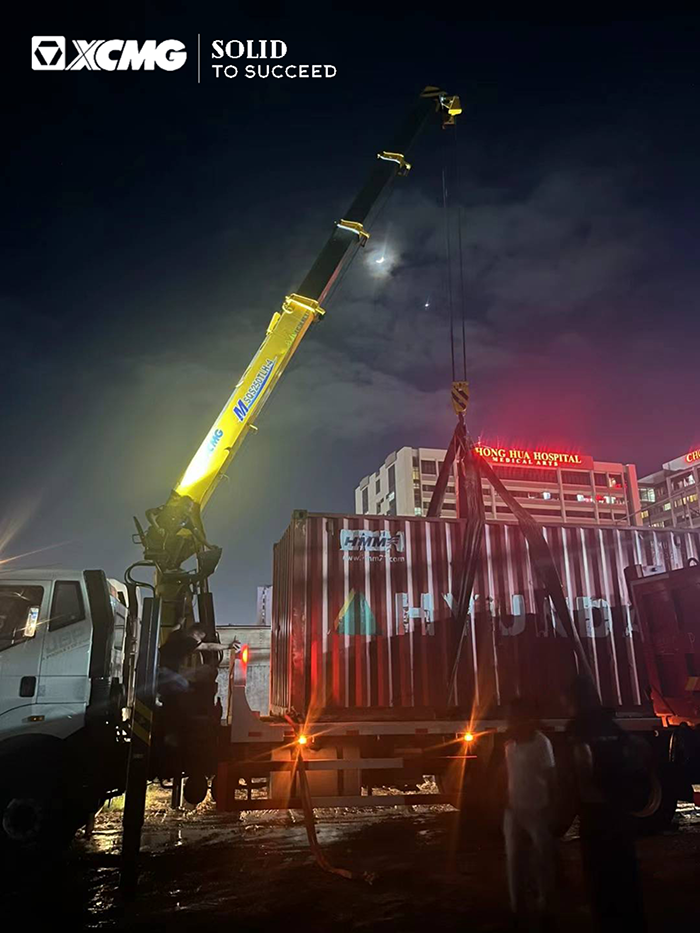 PT视讯随车起重机在东南亚出色完成集装箱转运施工