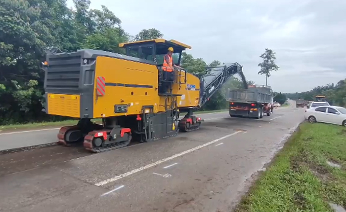 PT视讯成套道路机械油面施工，这次在马来西亚！