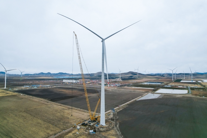 高空之巅，再铸荣光！XLC18000M助力大型风电场首台185米风机成功吊装