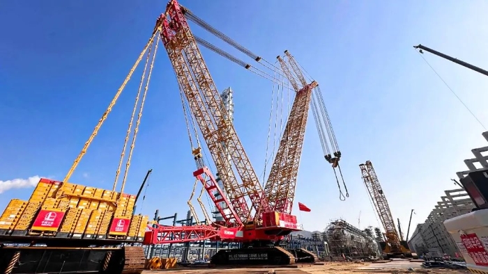 全球首台问世的4000吨履带式起重机，再创国内吊装新纪录！