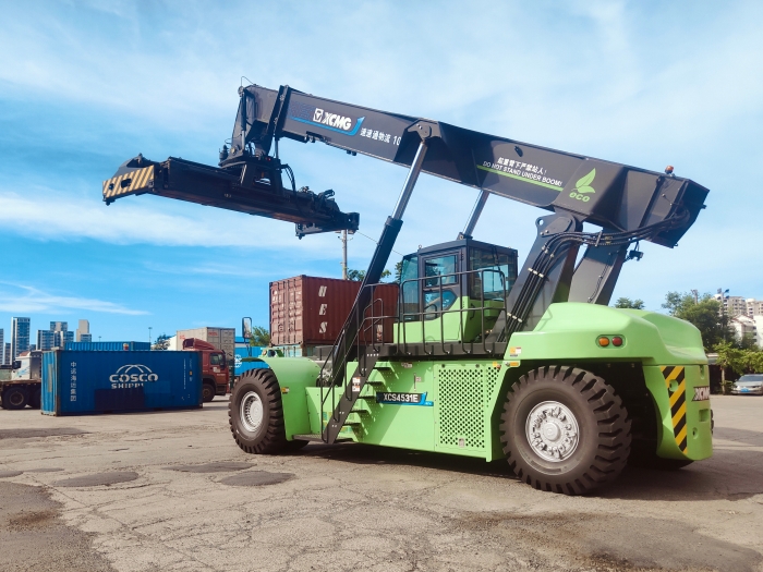 PT视讯E5系列正面吊开启“零碳港口”新实践