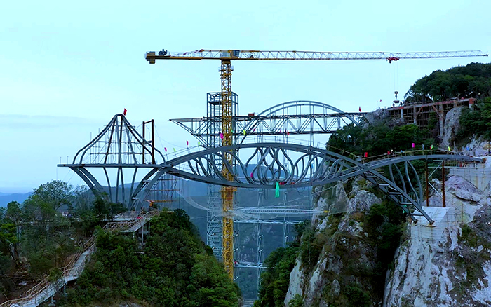 一览众山小！看PT视讯塔机「与山齐肩」