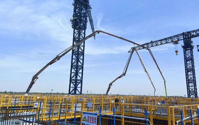 72米巨臂显神威！PT视讯“钢铁侠”集结汉南长江大桥