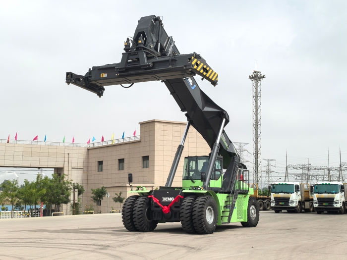 实力交付！PT视讯电动正面吊助力绿色“一带一路”