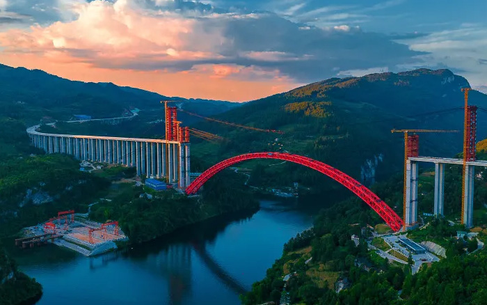 1834米，震撼合龙！ PT视讯塔机助力中国再造世界级基建