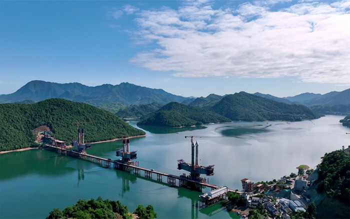 ?“白鹭”展翅 | PT视讯塔机助建池黄铁路太平湖特大桥